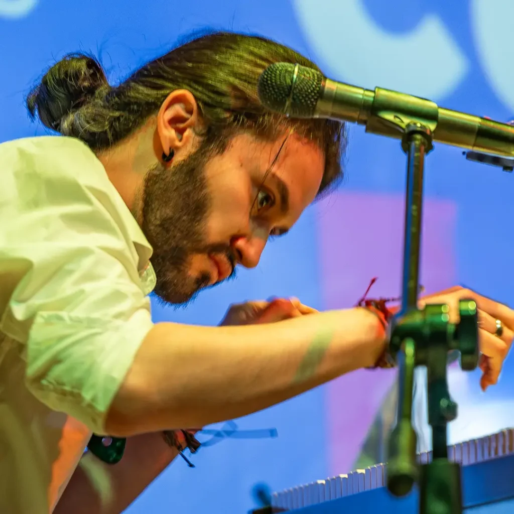 Dos y Cuarto integrantes Pablo Andres Burbano